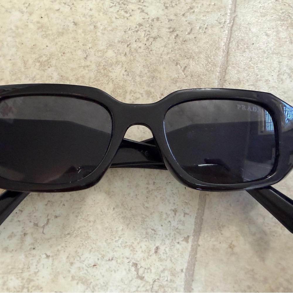 Black Gloss Rectangular Sunglasses 😎 - image 4